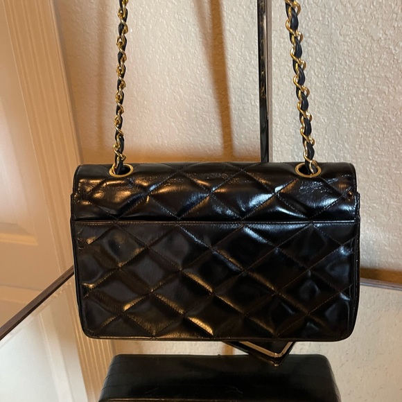Chanel Vintage Diamond
Tip Single Chain Classic Flap - Picture 3 of 15